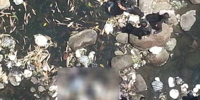 Jasad korban saat hendak dievakuasi. (foto: nanang ari utomo/BANGSAONLINE)