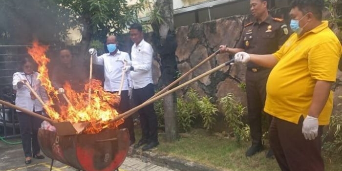 kejari-lamongan-musnahkan-sabu-ekstasi-hingga-ratusan-barang-bukti-perkara-pidana-inkrah