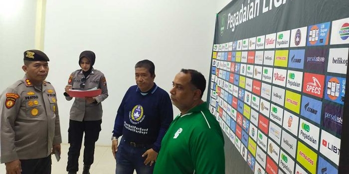 Ketua Tim Re-Risk Assessment, AKBP Pratolo Sektiawan, bersama panpel saat mengecek beberapa fasilitas di Stadion Tuban.