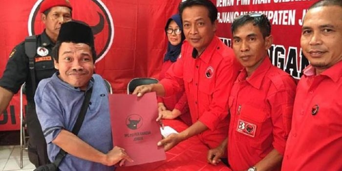 Kusbandono (39), penyandang disabilitas saat mengambil formulir pendaftaran calon bupati di kantor DPC PDIP Jember. foto: detik.com