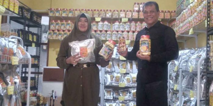 Khamin Tohari bersama istrinya, Lilik, menunjukkan produksi keripik hasil produksinya. 