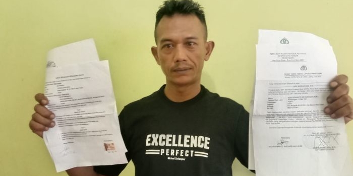 Aziz saat menunjukan berkas administrasi laporan kasus dugaan penipuan yang dialaminya di sekretariat PWI Tuban.