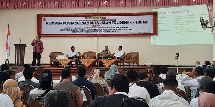 Suasana konsultasi publik Analisa Mengenai Amdal yang digelar Direktorat Pelaksanaan Pembiayaan Infrastruktur Kementerian PUPR di gedung pertemuan KSPKP Tuban.
