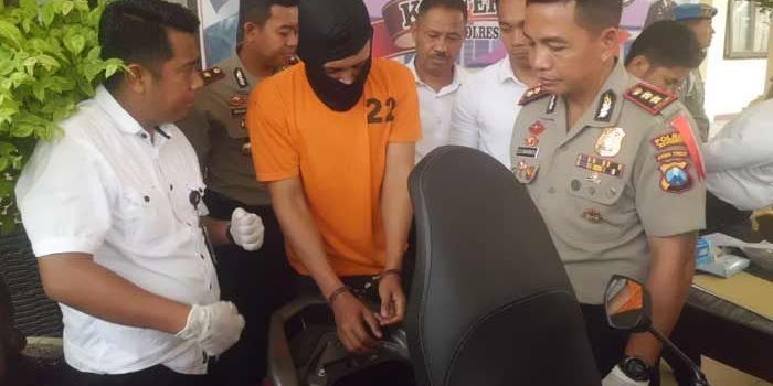 Tersangka saat menunjukan jok tempat bayi disimpan. foto: SOFFAN/ BANGSAONLINE