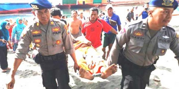 Kasatpolair Ikut Mengangkat Nelayan Yang Menceburkan Diri ke Laut