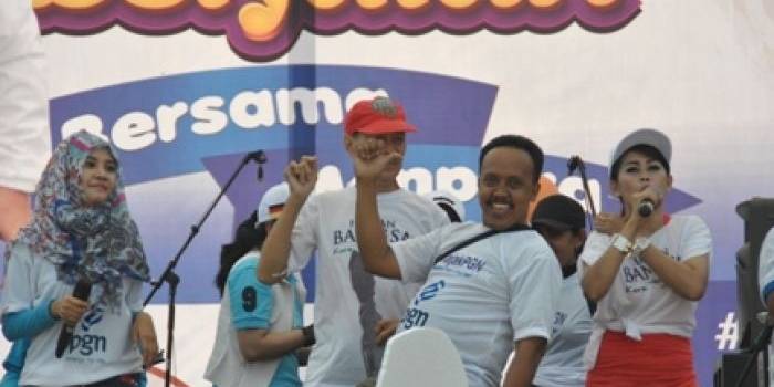 YESSSSS - Pemenang mobil berjoget gembira merayakan keberuntungannya mendapatkan grand prize satu unit mobil Daihatsu Ayla. foto: satria/BANGSAONLINE