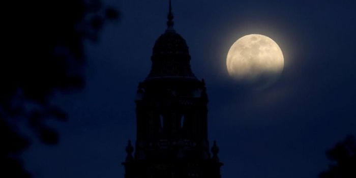 fenomena-blue-moon-bulan-purnama-langka-di-langit-malam