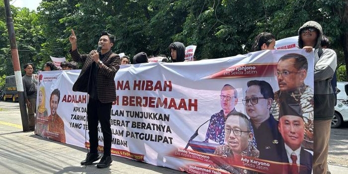 aksi-damai-di-tipikor-soal-dana-hibah-dprd-jatim-massa-desak-penegakan-hukum-tegas