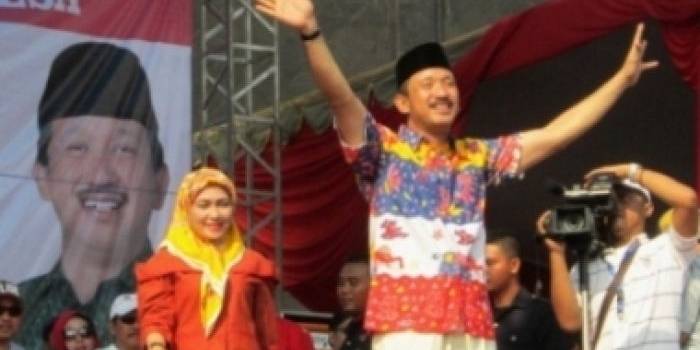 H. Ipong menyapa ribuan warga Ponorogo peserta jalan sehat bareng H. Ipong.