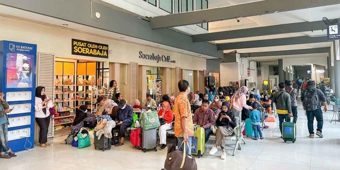 Suasana Stasiun Gubeng Baru saat libur sekolah.