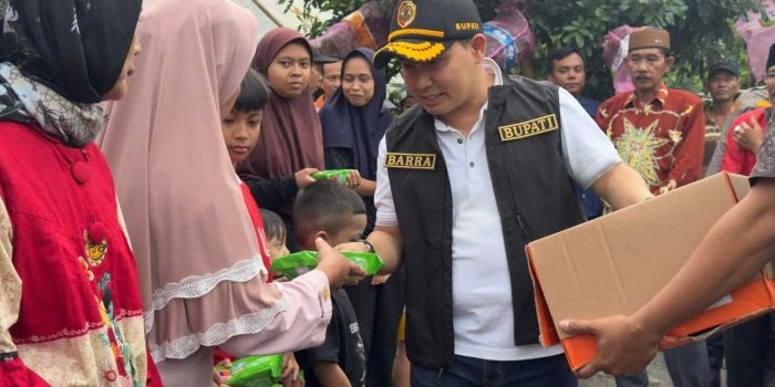 salurkan-bantuan-bupati-mojokerto-tinjau-rumah-warga-rusak-diterjang-puting-beliung-di-puloniti