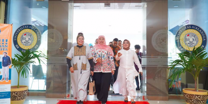 Ketua IKA Unair, Khofifah Indar Parawansa saat menghadiri halal bihalal keluarga besar civitas akademika Universitas Airlangga