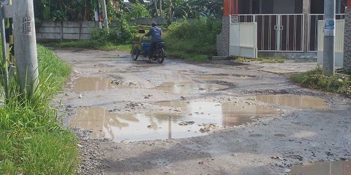 Kondisi jalan di Desa Kembangan usai diguyur hujan deras. Foto: SYUHUD/ BANGSAONLINE