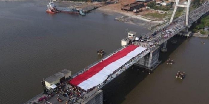 masyarakat-babel-bentangkan-bendera-merah-putih-78-meter-di-jembatan-emas