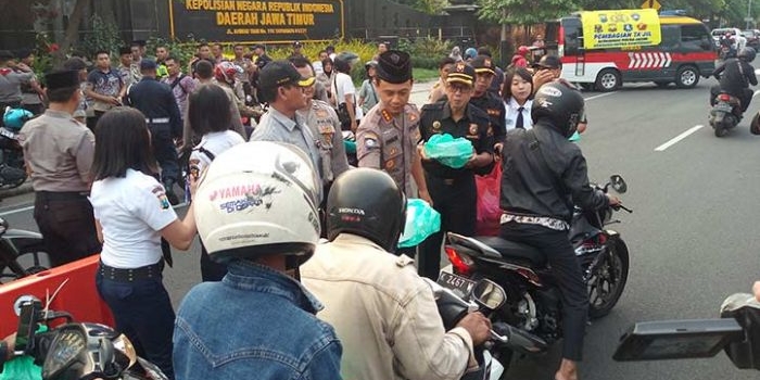 Pengendara tampak menyerbu takjil yang dibagikan.