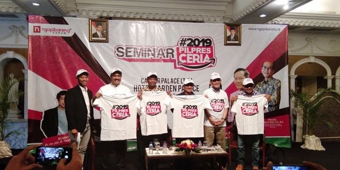 Secara simbolis dilakukan penyematan kaos dan topi bertuliskan #2019PilpresCeria kepada para tokoh. Foto: YUDI A/BANGSAONLINE