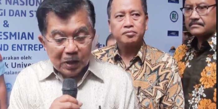 Wapres Jusuf Kalla saat memberikan keterangan.