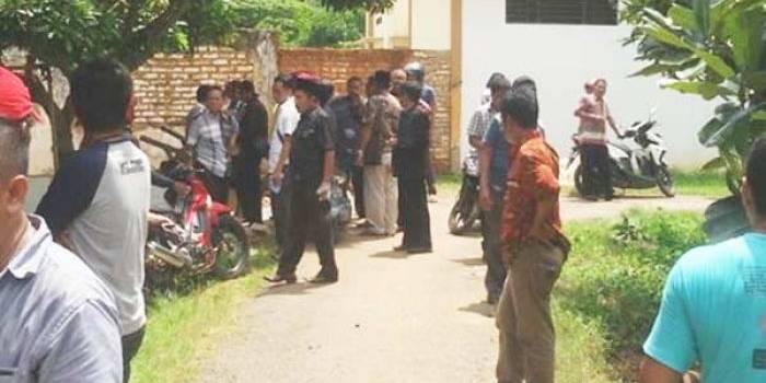Sejumlah Kades saat mendatangi rumah Effendy di Desa Pandian, Kecamatan Kota Sumenep, Jum
