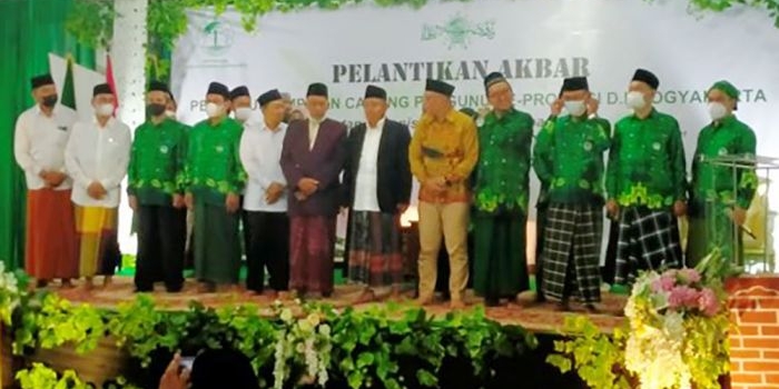 Prof Dr KH Asep Saifuddin Chalim, MA foto bersama dengan para pengurus Pergunu yang baru dilantik dan para tokoh Yogyakarta. Foto: mma/ bangsaonline.com