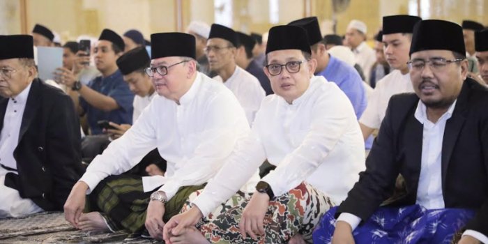 Pj Gubernur Jatim Adhy Karyono saat mengikuti rangkaian salat Idulfitri 1445 H di Masjid Nasional Al Akbar Surabaya