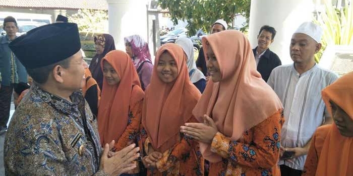 Wabup Tuban saat memberangkatkan kafilah asal Tuban untuk mengikuti FASI tingkat Nasional. foto: SUWANDI/ BANGSAONLINE
