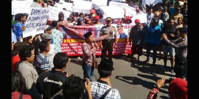 Massa saat demo di depan kantor Pamkab Sumenep. foto: RAHMATULLAH/ BANGSAONLINE