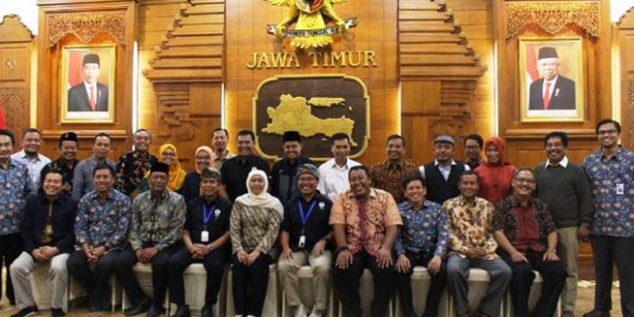 Perwakilan PTN dan dinas terkait foto bersama usai pertemuan dengan Gubernur Jatim Khofifah Indar Parawansa di Grahadi, Jumat (22/11/2019).