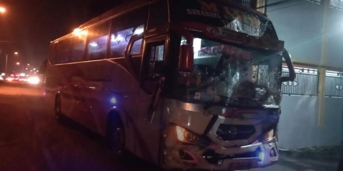 Kondisi Bus Mira usai menghantam dua kendaraan di jalan raya Janti kabupaten Jombang