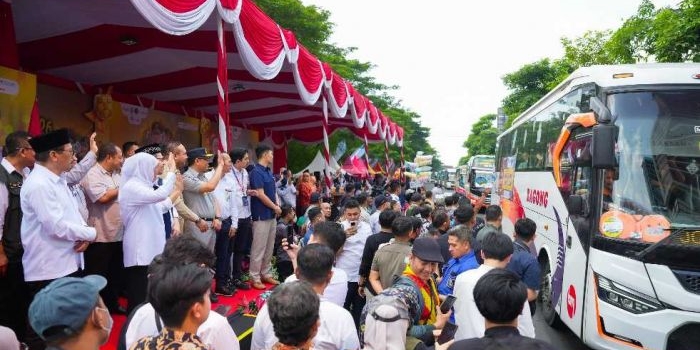 khofifah-berangkatkan-4-000-pemudik-gratis-ke-sejumlah-daerah