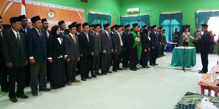 Anggota Panwascam se-Situbondo saat dilantik. foto: MURSIDI/ BANGSAONLINE