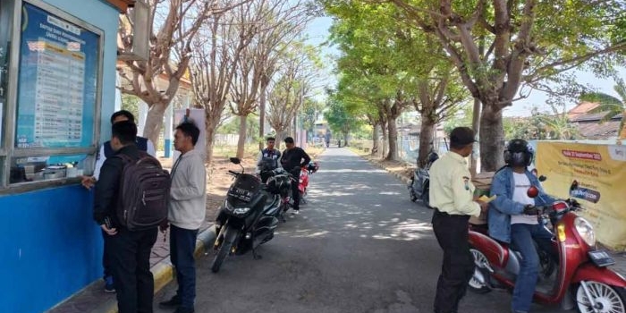 Para penumpang yang hendak melakukan penyeberangan ke Pelabuhan Tanjung Perak, Surabaya.