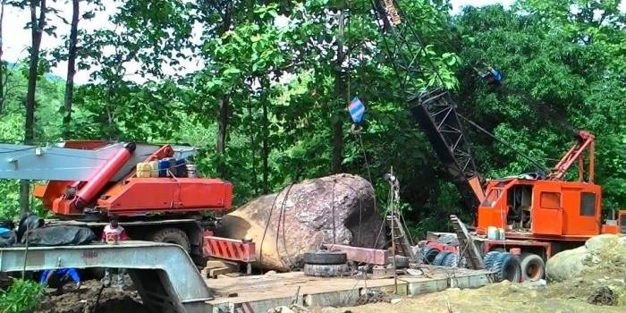 Batu semar dengan berat 200 ton lebih dievakuasi menggunakan mobil truk besar untuk dibawa ke Alun-alun Bojonegoro. Foto: Eky Nurhadi/BangsaOnline.com

