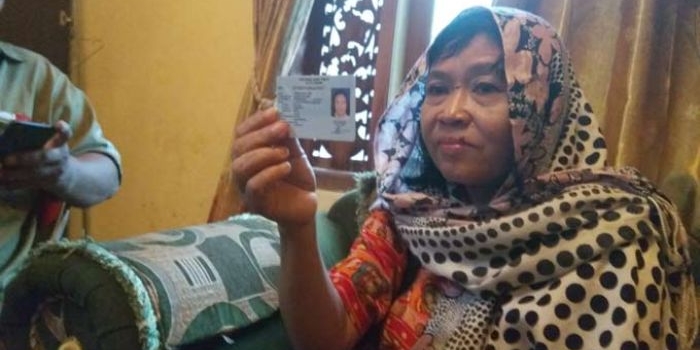 Endang menunjukkan kartu identitas warga RT 32 RW 05 Kelurahan Semampir. Ia mengaku ditawari Rp 20 juta agar pindah dari lingkungan RW 5 Kelurahan Semampir.