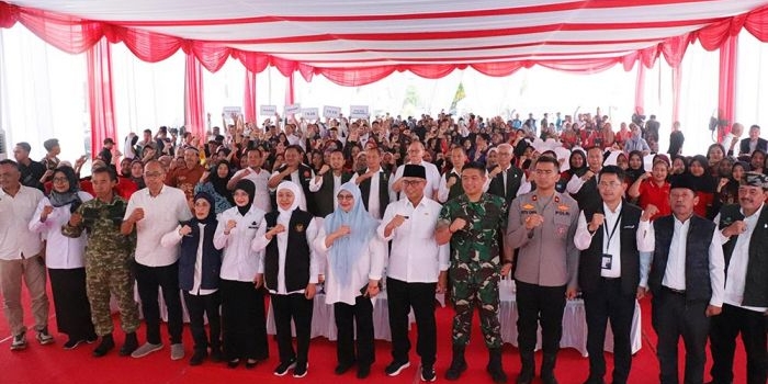 salurkan-rp18-miliar-khofifah-serahkan-bansos-dan-tali-asih-pilar-sosial-di-kota-kediri