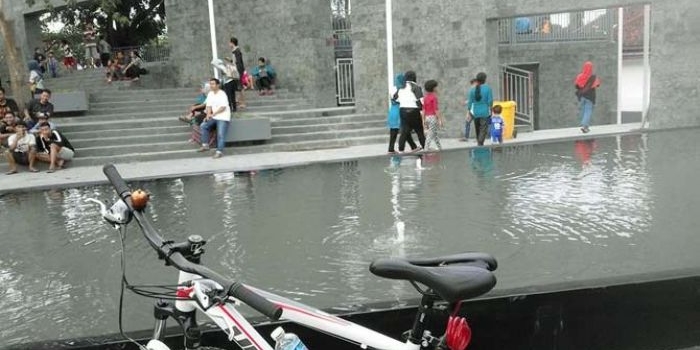 Beberapa pengunjung saat bersantai di Taman Memorial Park di Jalan PK Bangsa.