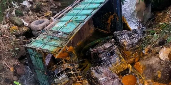 tak-kuat-nanjak-truk-muatan-minyak-sawit-terjun-ke-sungai-di-talun-blitar