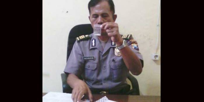 Hasanuddin saat memperlihatkan barang bukti. foto: RAHMATULLAH/ BANGSAONLINE