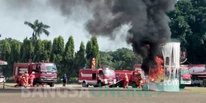 Simulasi pemadaman kebakaran yang dilakukan oleh satuan Damkar. foto: GUNAWAN WIHANDONO/ BANGSAONLINE