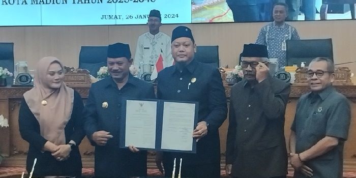 Ketua DPRD menandatangani nota kesepakatan Ranwal RPJPD Kota Madiun tahun 2025-2045. Foto: HENDRO SUHARTONO/ BANGSAONLINE