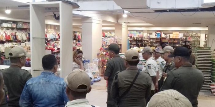 Petugas Satpol PP saat memberikan imbauan kepada pengunjung salah satu tempat perbelanjaan.