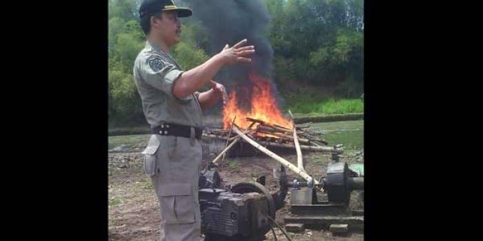 Petugas saat membakar alat penambangan. (foto: zuli/BANGSAONLINE)