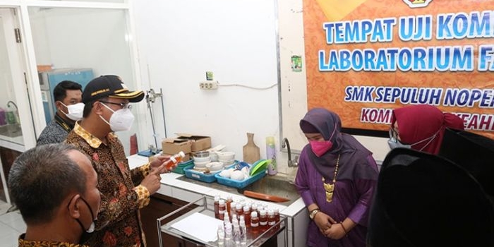 KUNJUNGAN: Bupati Ahmad Muhdlor mengunjungi SMK Sepuluh Nopember Sidoarjo, Selasa (3/8/2021). (foto: ist)