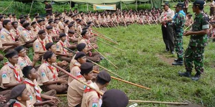 Para siswa SMK PGRI 1 Gresik penuh semangat mengikuti bela negara. foto: SYUHUD/ BANGSAONLINE