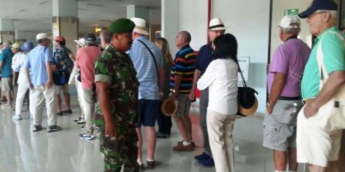 Petugas Babinsa Pabean Cantikan turut pantau kunjungan wisatawan asing dipelabuhan. 