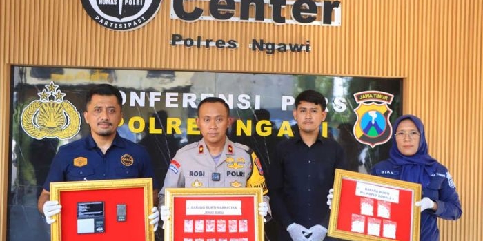 Wakapolres Ngawi besama jajarannya saat menunjukan barang bukti hasil tangkapan peredar narkoba.