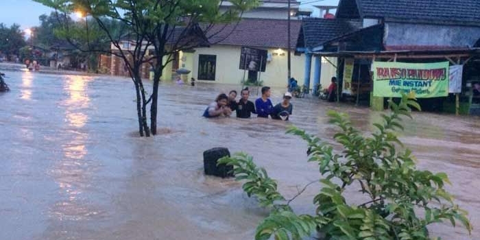 Kondisi rumah warga di Selorejo, Mojowarno yang terendam banjir foto: RONY S/ BANGSAONLINE