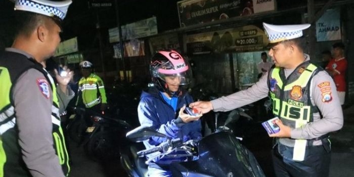 gelar-razia-polres-bangkalan-beri-hadiah-ke-pengendara-motor-yang-taat-lalu-lintas