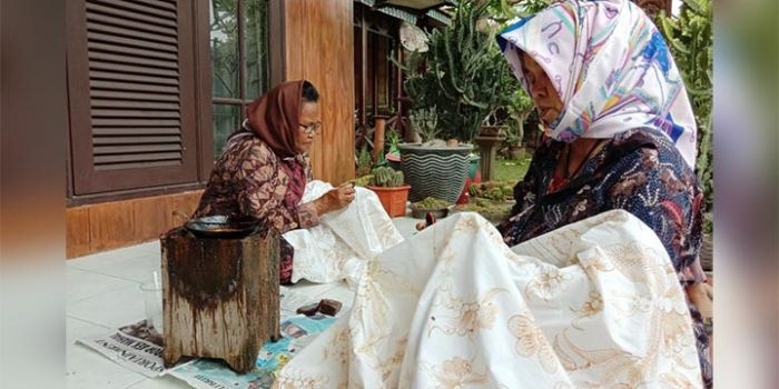 Supiyatun menunjukkan cara membatik, Rabu (03/10/2019).
