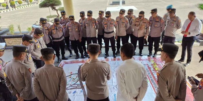 Para personel Polres Situbondo saat mengikuti persiapan pengamanan pengundian nomor urut paslon bupati, dan wakil bupati.