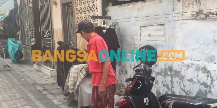 Korban ketika menunjukkan lokasi hilangnya motor. Foto: RUSMISYANTO/BANGSAONLINE